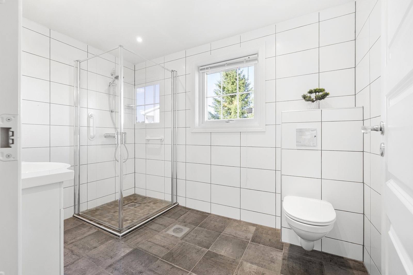 Bad i 2. etg. er det eneste rommet som det ikke har blitt gjort noe med siden selgerne flyttet inn i 2022. Galleribilde