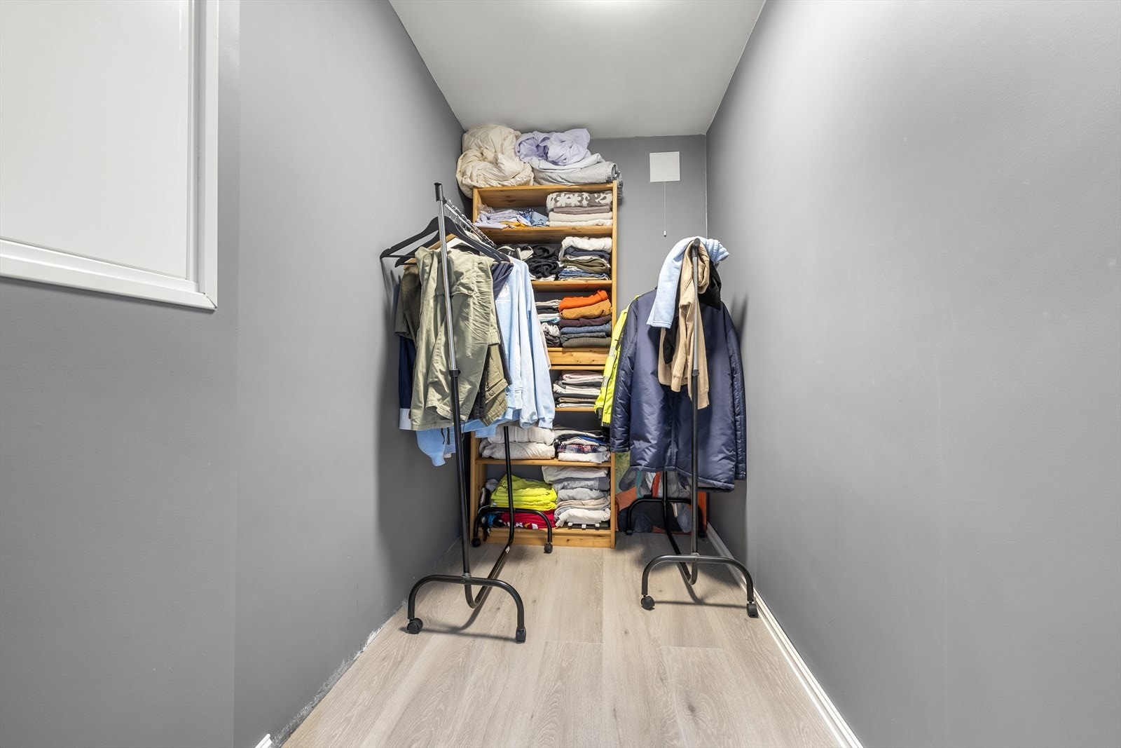 En praktisk og romslig innvendig bod med god oppbevaringsplass. Galleribilde