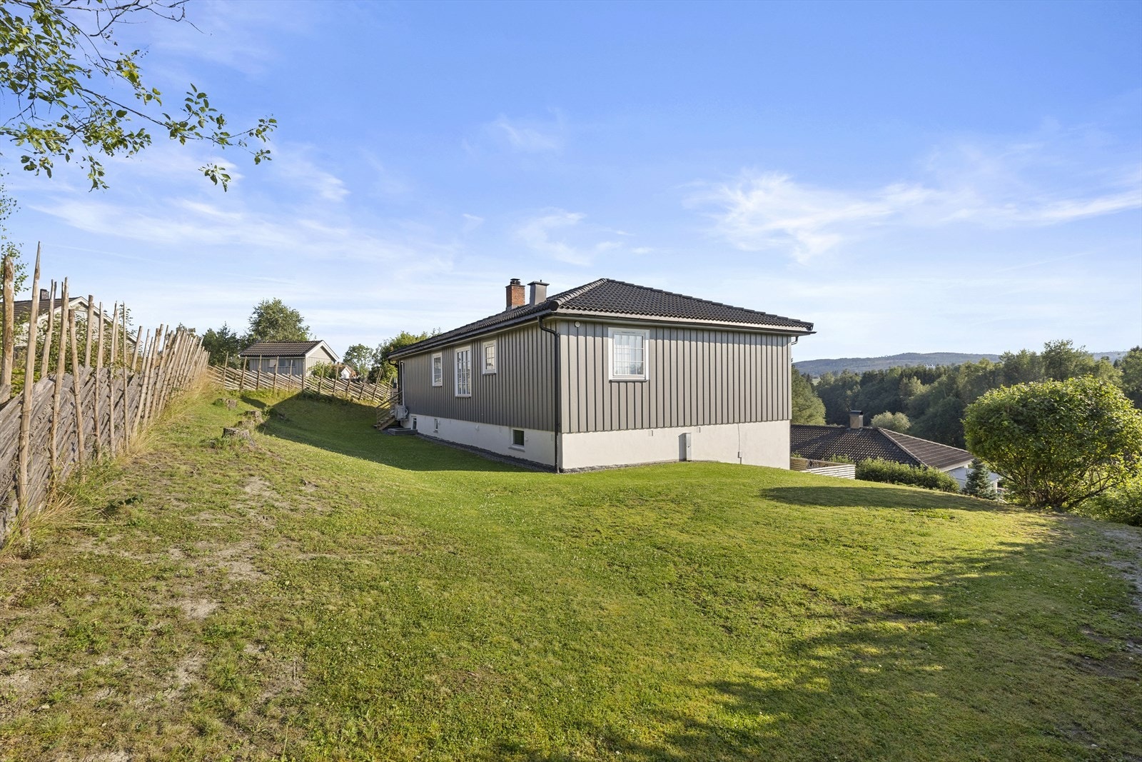 På baksiden er det god plass til trampoline, utemøblement eller lignende. Galleribilde