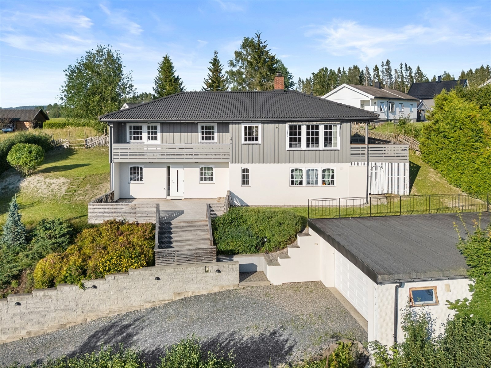 EiendomsMegler 1 v/ Johan Offigstad har gleden av å presentere Elveveien 4. Foto: Mads Petter Karlsen - Shuttr Foto Galleribilde