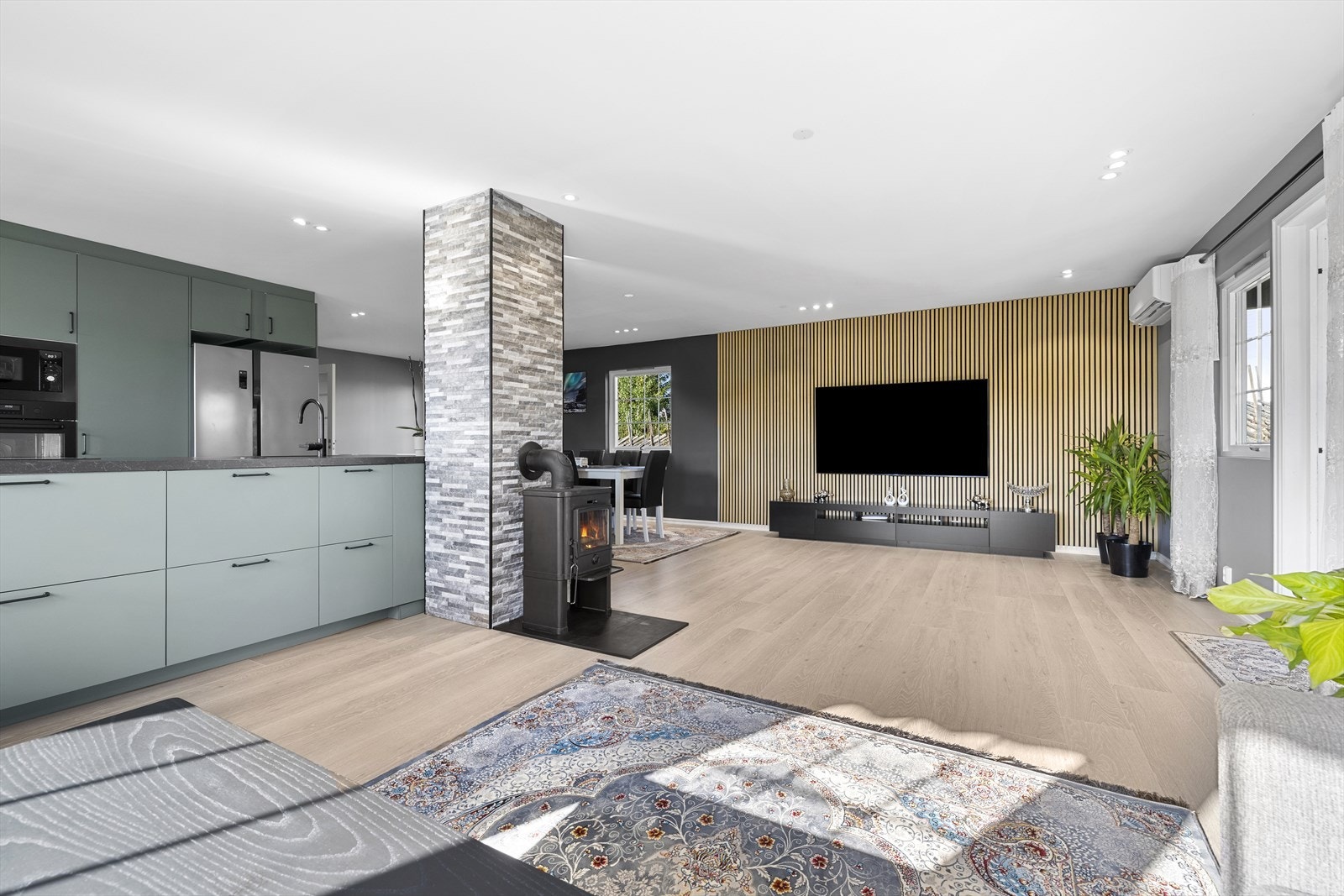 Stuen er pent oppusset og har downlights i taket, og spilevegg bak tv-opphenget. Galleribilde