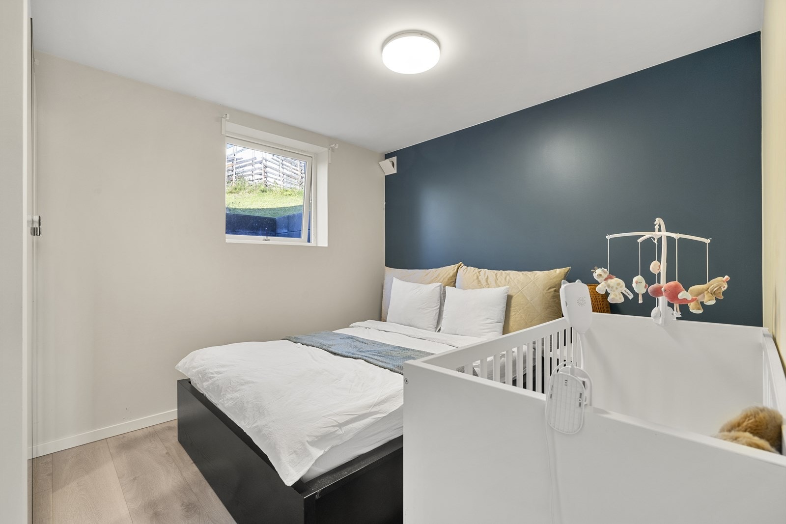 Dette rommet er i dag innredet som soverom, men i følge byggetegningene fra kommunen er dette blitt godkjent som mat/kjøkken. Galleribilde