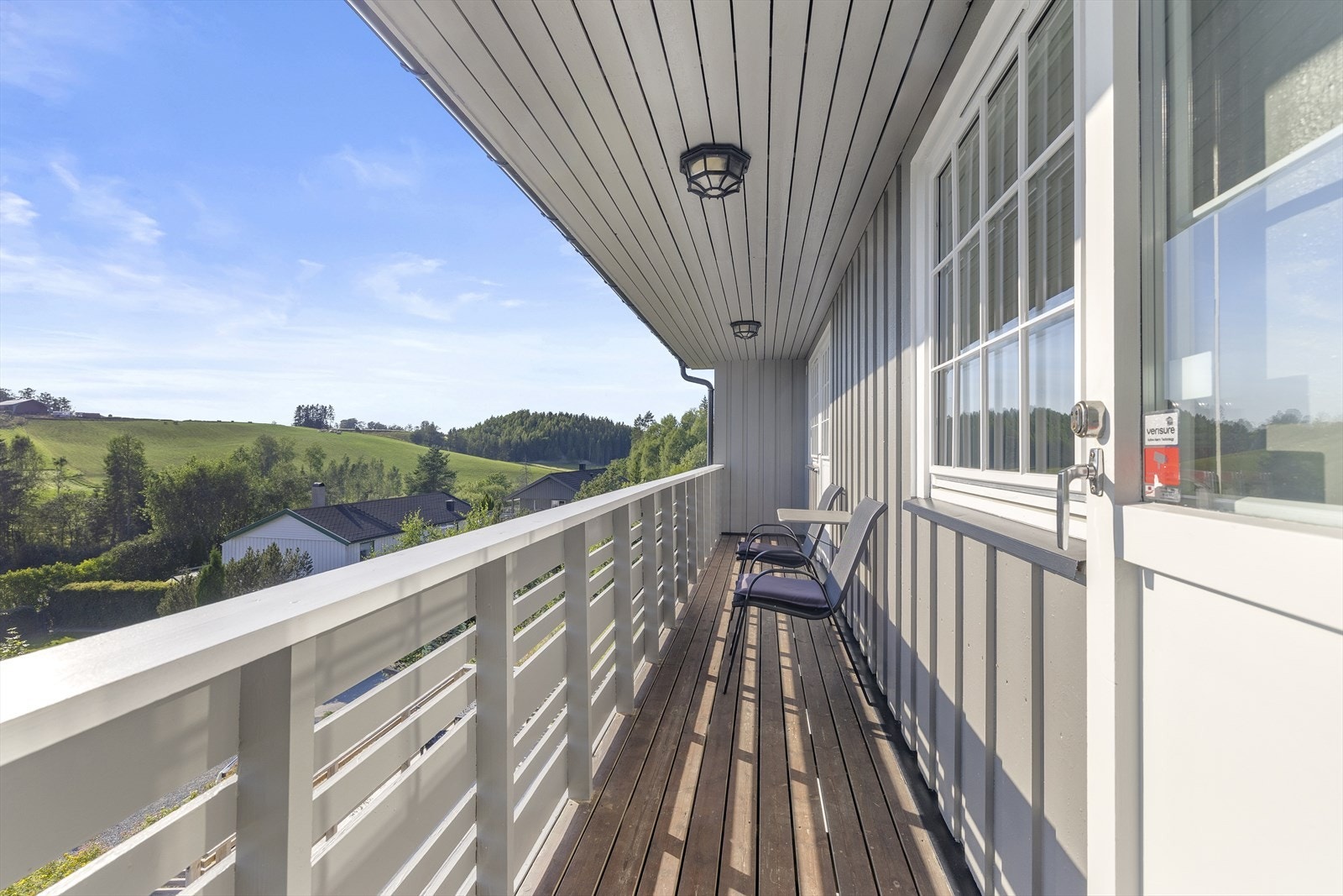 Denne balkongen har utgang fra hovedsoverommet samt fra kjøkken. Galleribilde