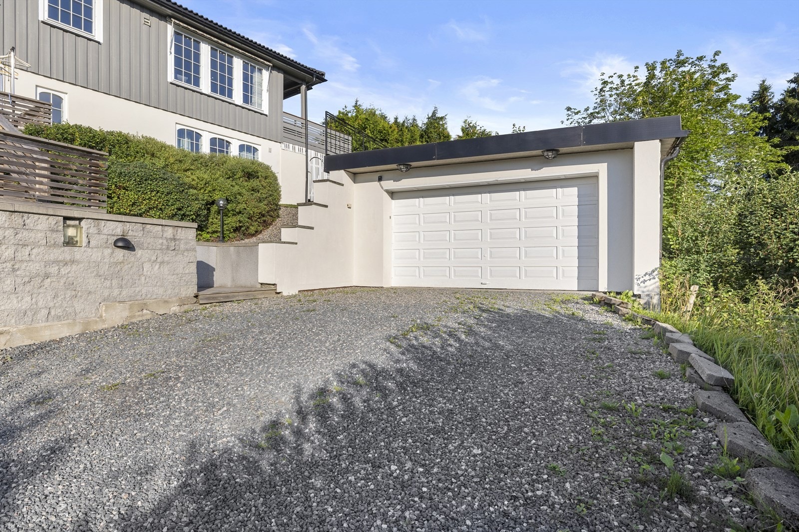 Det er for øvrig god plass til bilparkering på egen gårdsplass. Galleribilde