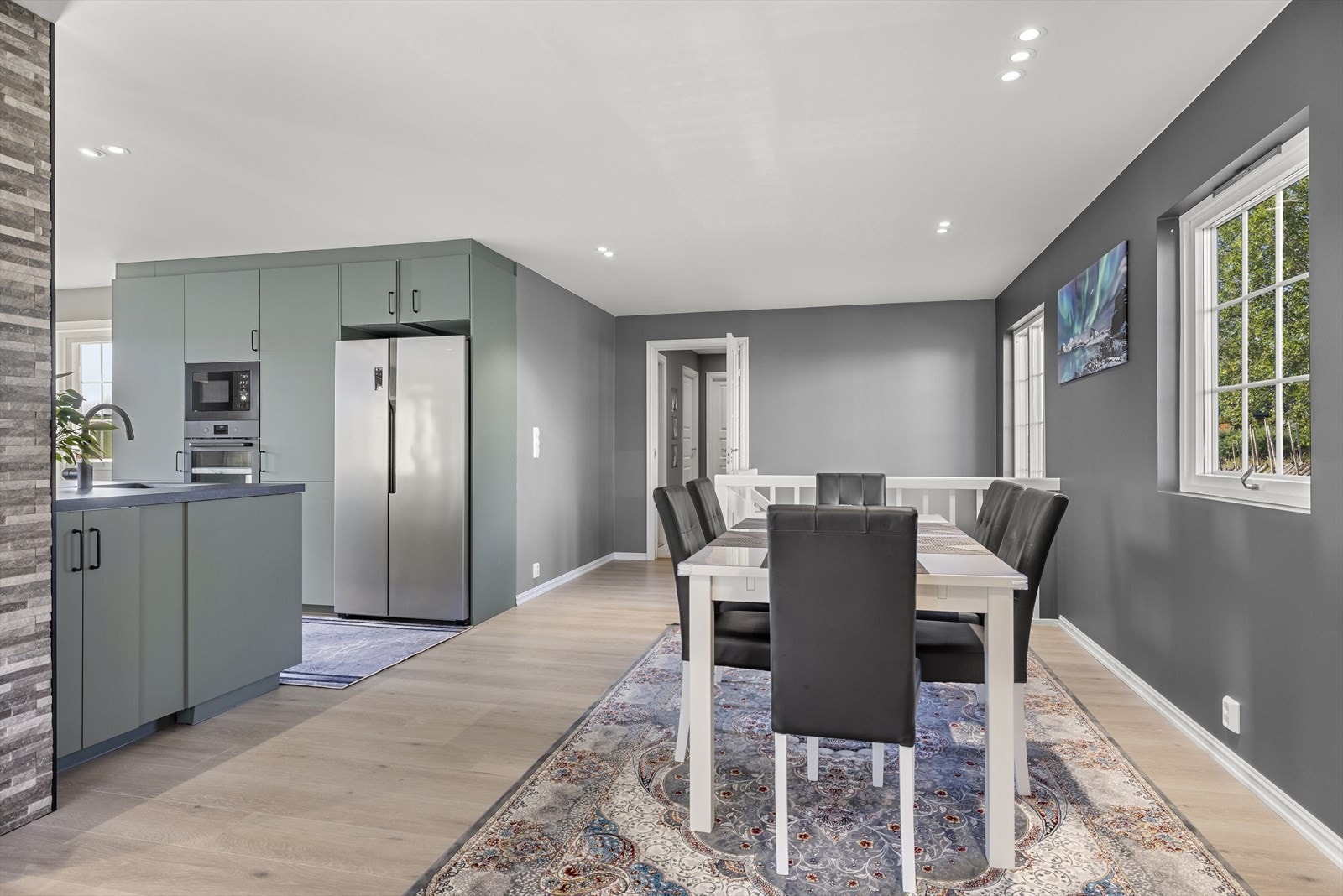 Plass til egen spisegruppe mellom stue og kjøkken. Galleribilde