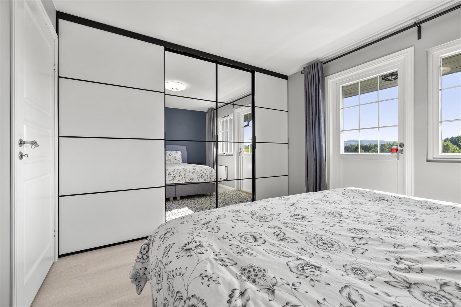 Skyvedørsgarderobe og utgang til balkong. Galleribilde