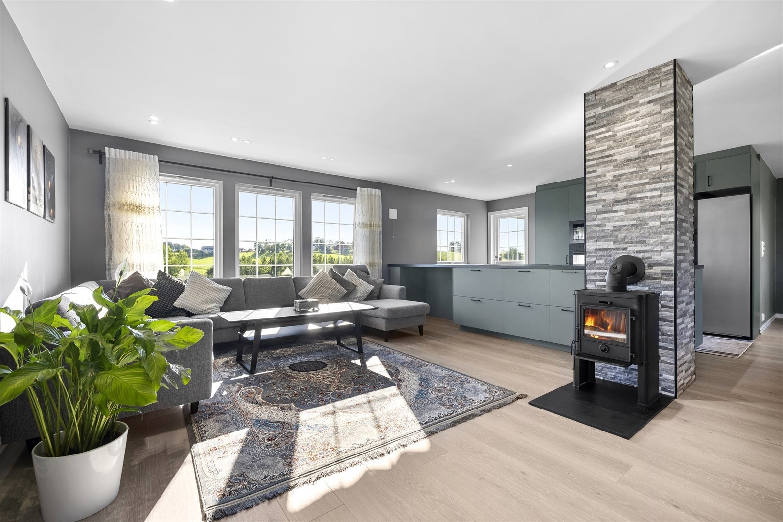 Dette er en enebolig over to plan som har blitt oppusset siden 2022. Totalt inneholder boligen 5 godkjente soverom, 3 bad og godkjent utleiedel som i dag leies ut for 12.500 kr/mnd. Galleribilde