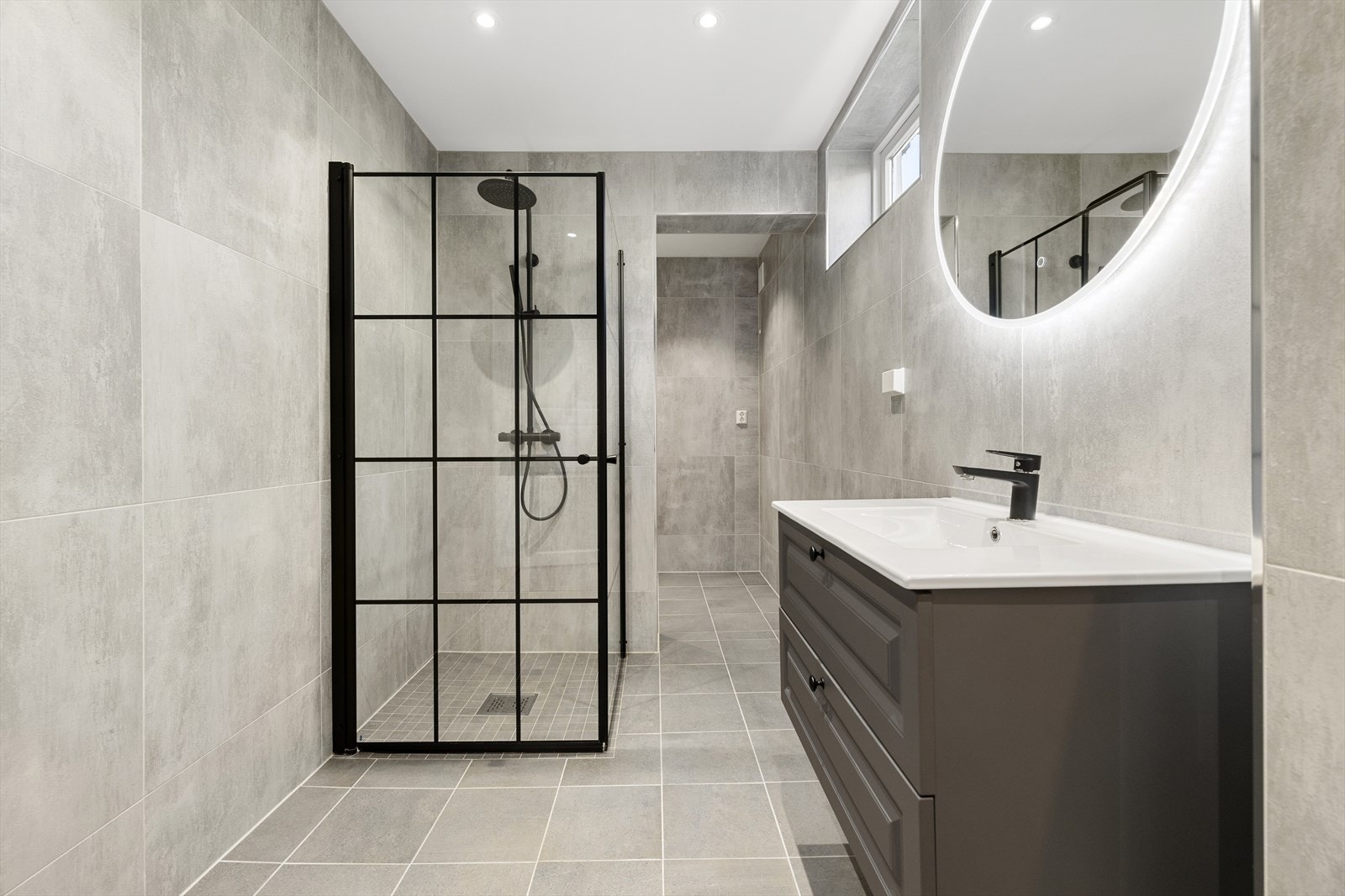 Flott og moderne baderom som ble pusset opp i 2023. Badet ble gjort større ved å slå sammen tidligere separat toalettrom og matbod. Galleribilde