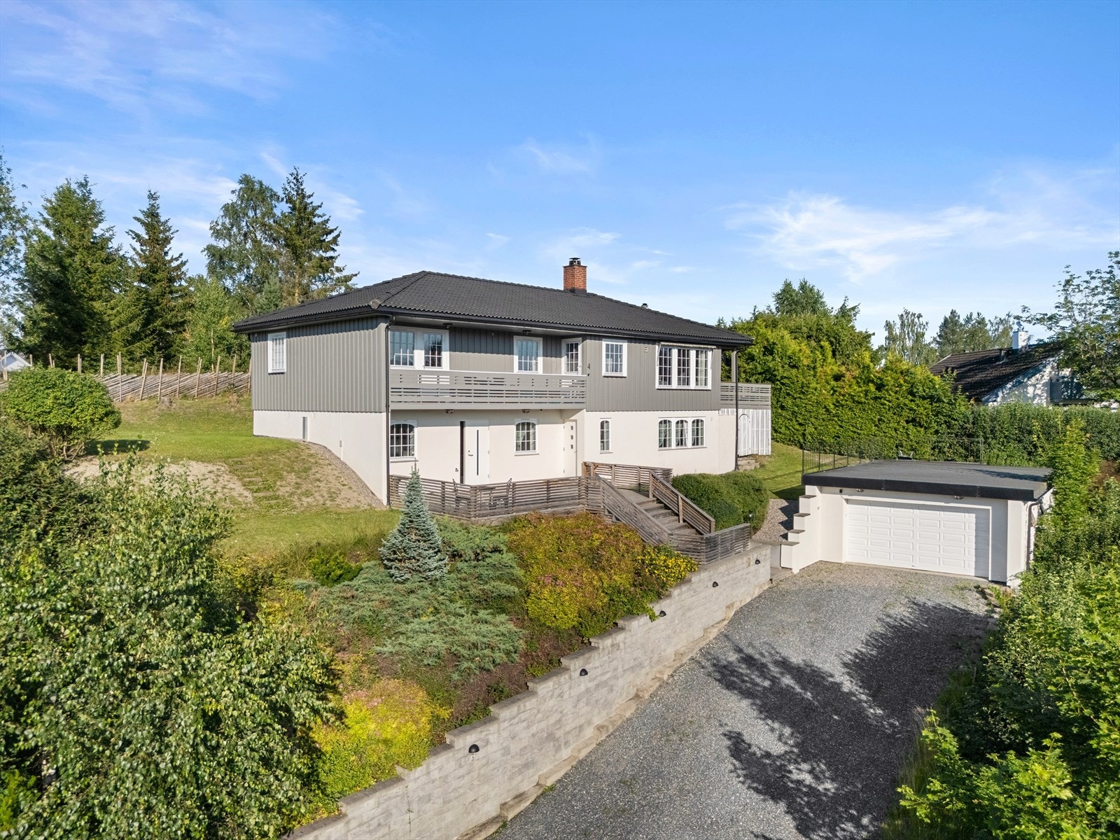 Fasaden ble pusset opp og malt og støttemur ble oppgradert og pusset i 2024. Galleribilde