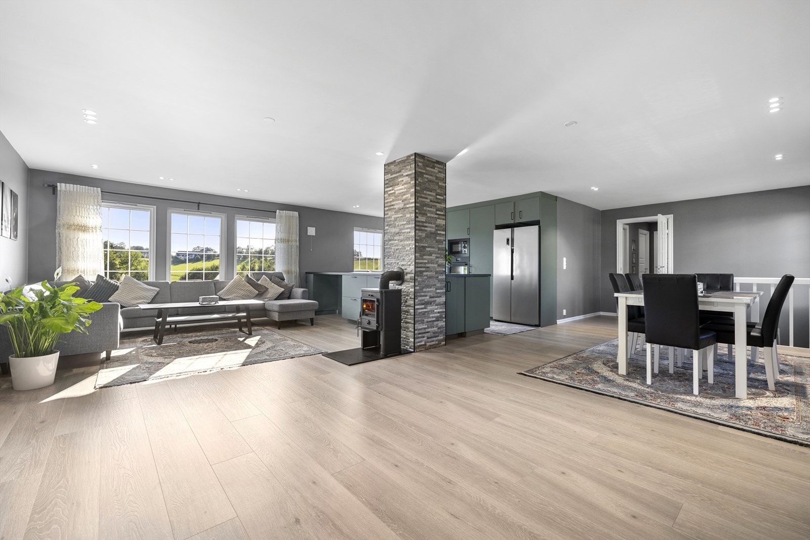 Stuen har et stort og åpent allrom i 2. etg. med en åpen løsning mellom stue og kjøkken. Galleribilde