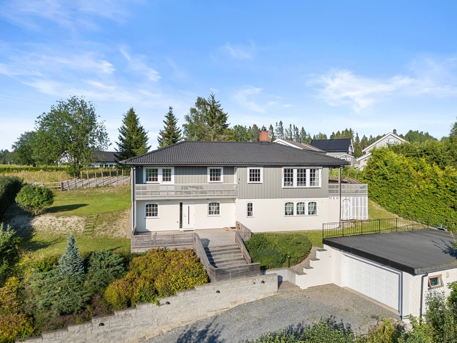 Tomten er på rett i underkant av 1 mål og er pent opparbeidet med gruslagt oppkjørsel, støttemur, belegningsstein, trapper, terrasser og hage med plen og diverse prydbusker. Hagen er avgrenset med gjerde og hekk. Galleribilde