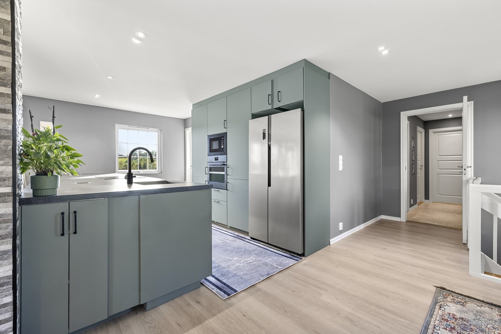 Ekstremt god skapplass, samt mye benkeplate som gjør det enkelt for den som står for matlagingen. Galleribilde