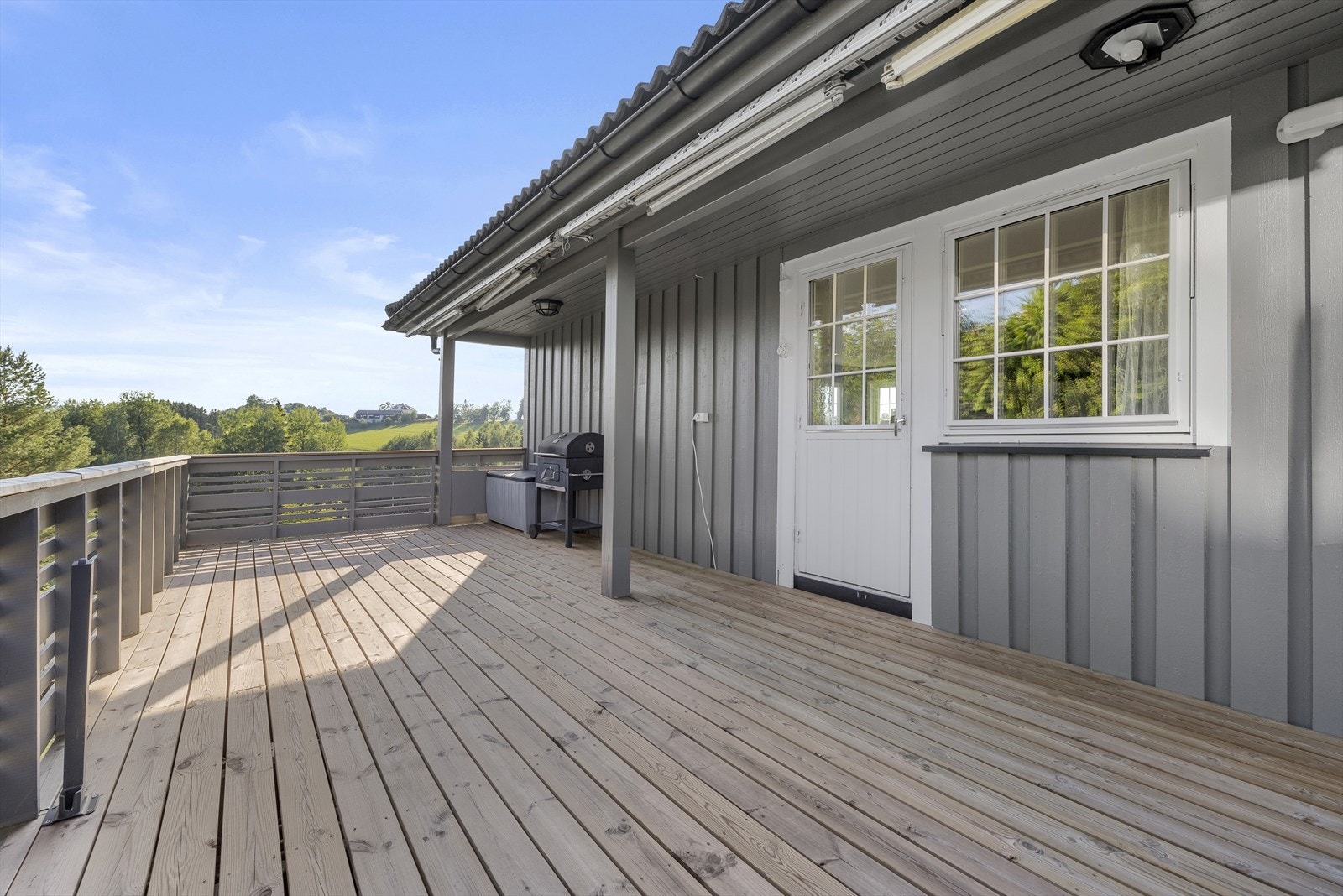 God plass til å innrede verandaen med en sittegruppe, grill og annet utemøblement. Galleribilde