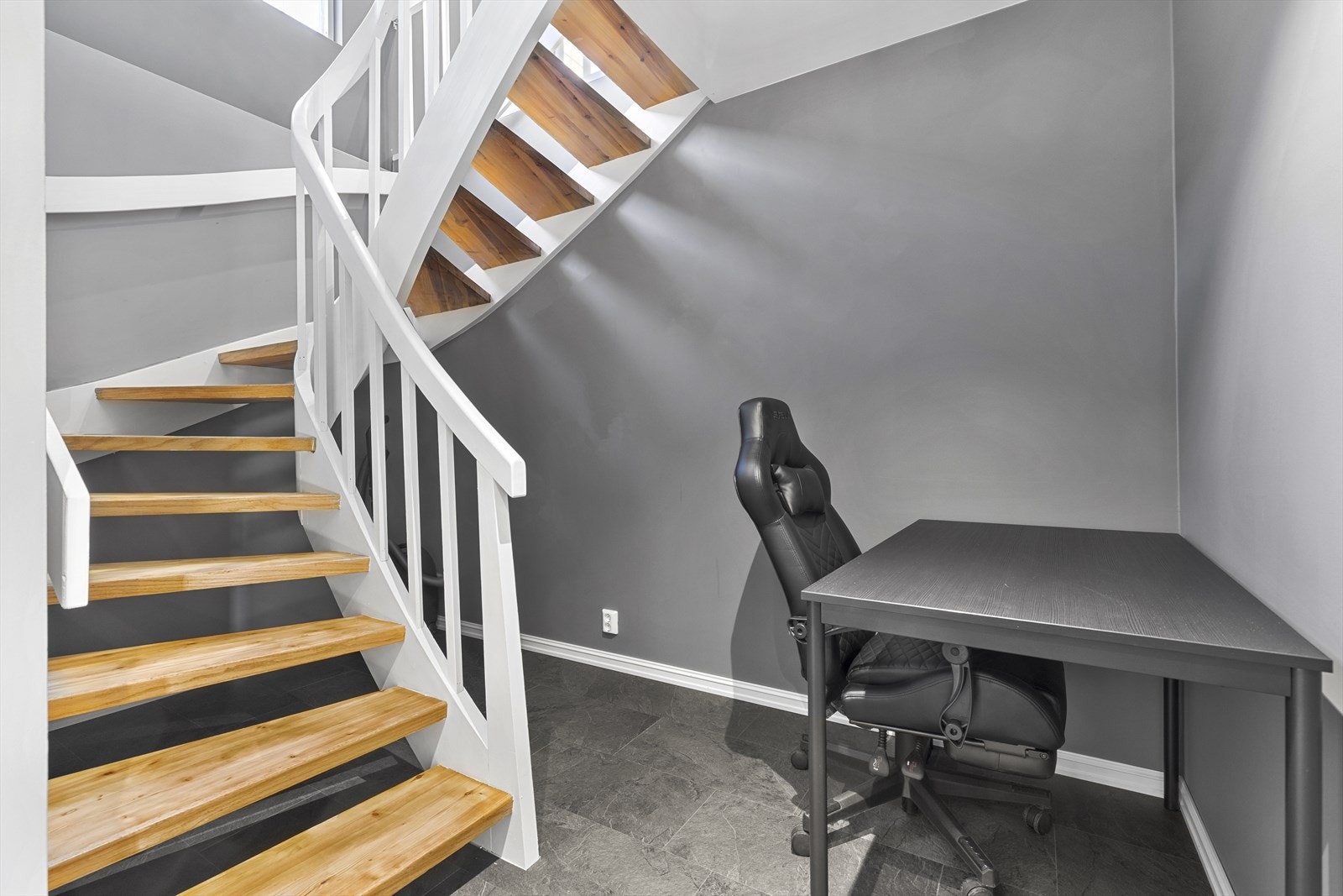 Trapp opp til 2. etg. Ved behov er det i tillegg plass til eksempelvis et hjemmekontor under trappen. Galleribilde