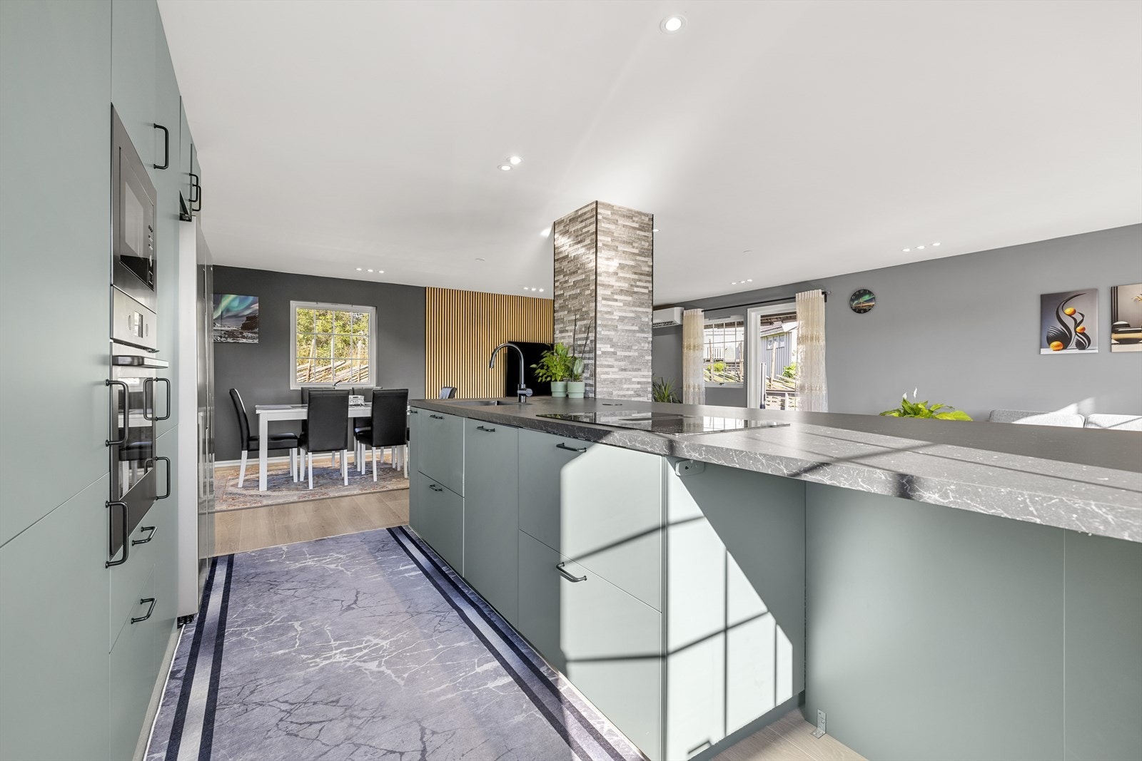 Den originale skilleveggen mellom stue og kjøkken ble revet og det har blitt montert et helt nytt kjøkken fra 2024. Kjøkken har integrerte hvitevarer utenom kjøleskap. Galleribilde