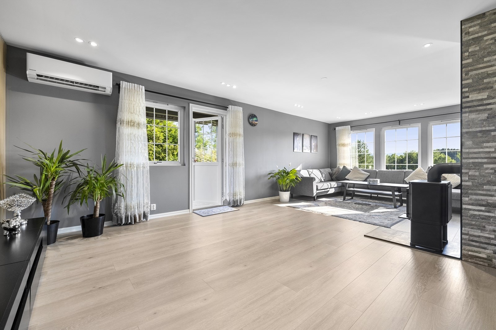 Fra stuen i 2. etg. er det utgang til en herlig veranda. Galleribilde