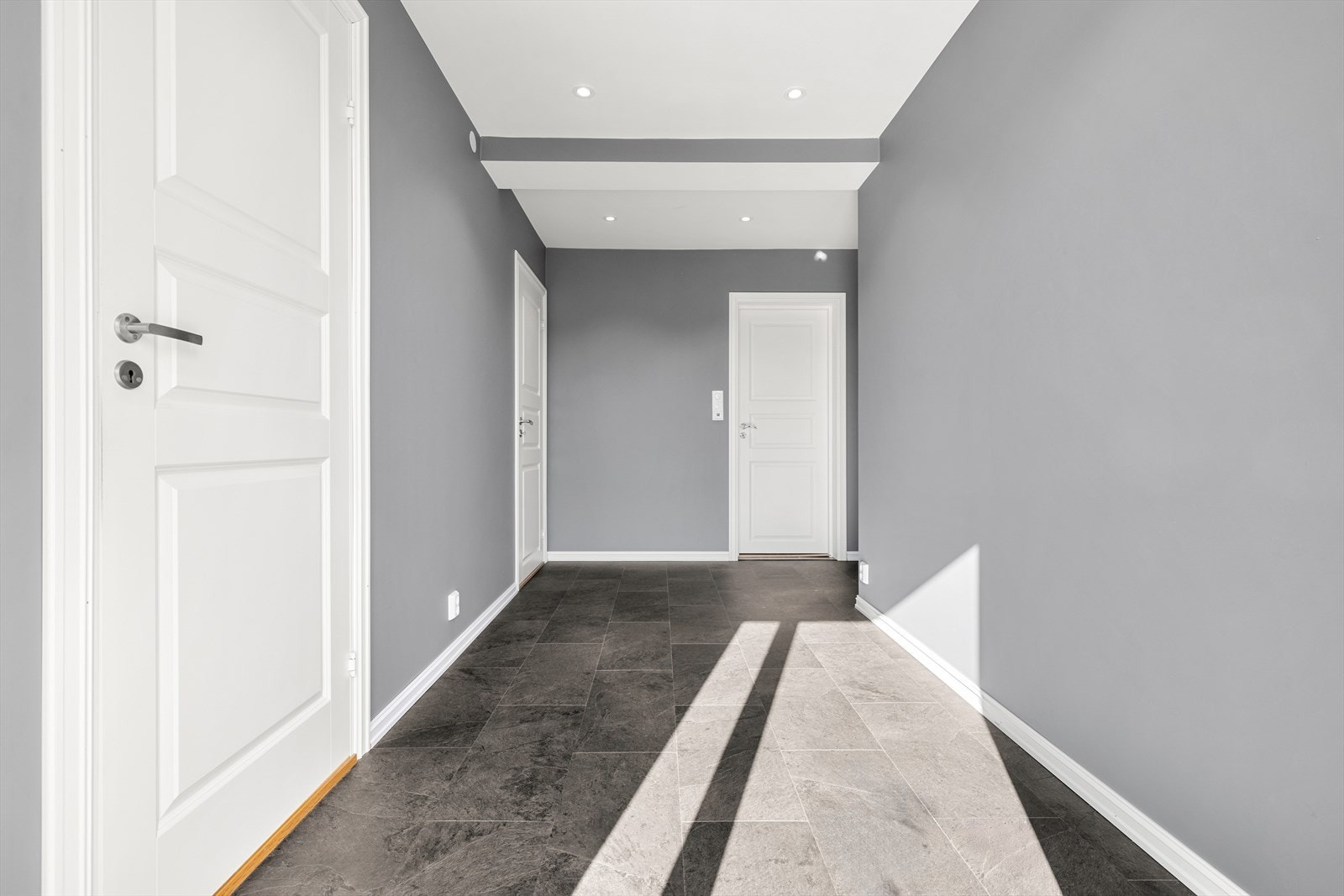 Inn i hoveddelens 1. etg. har du en romslig og bred hall med tilgang til flere rom. Galleribilde