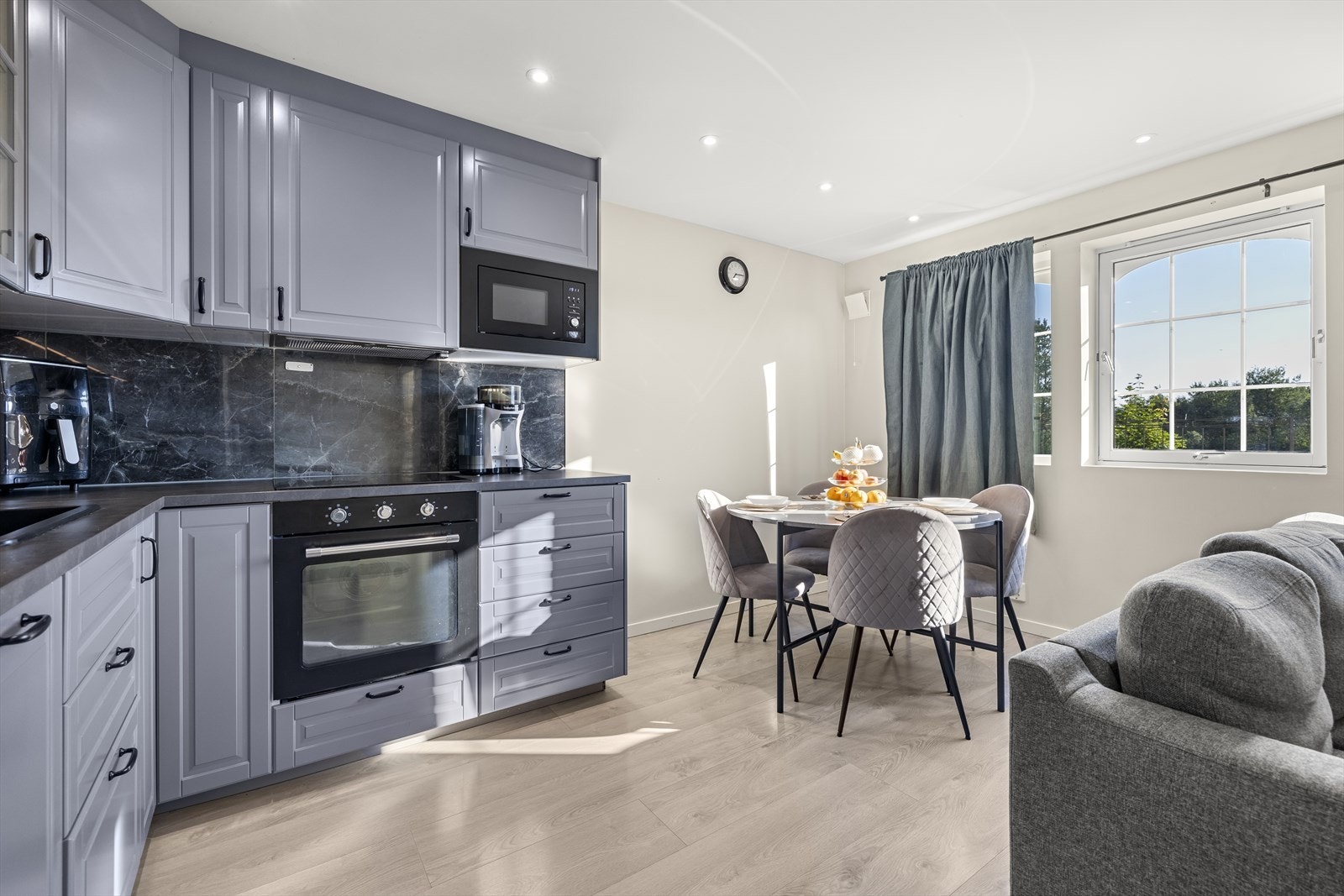 God planløsning med åpen løsning mellom stue og kjøkken. Man har også god plass til egen sittegruppe ved kjøkkensonen. Galleribilde