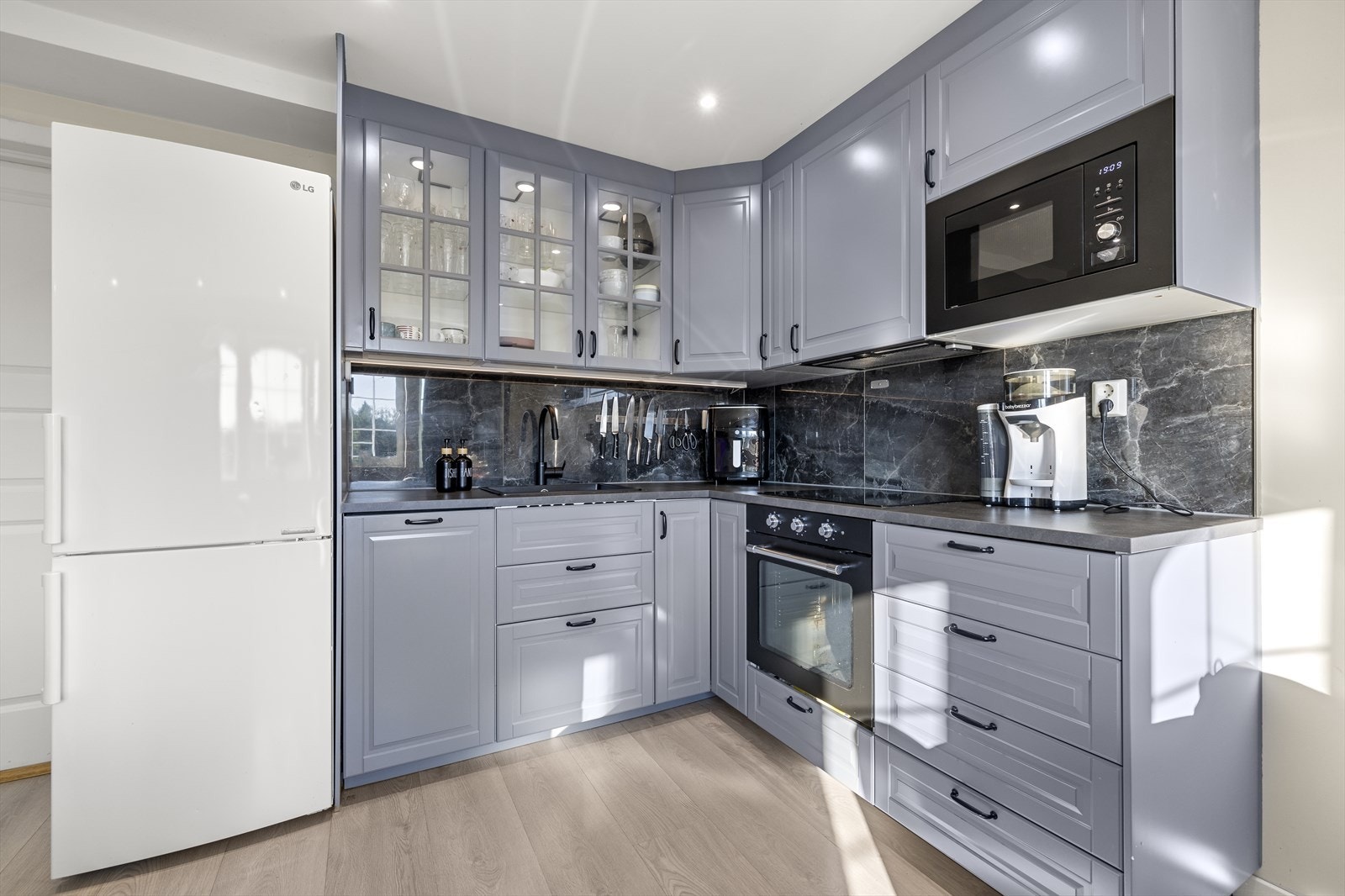 Kjøkken har integrerte hvitevarer utenom kjøleskap. Galleribilde