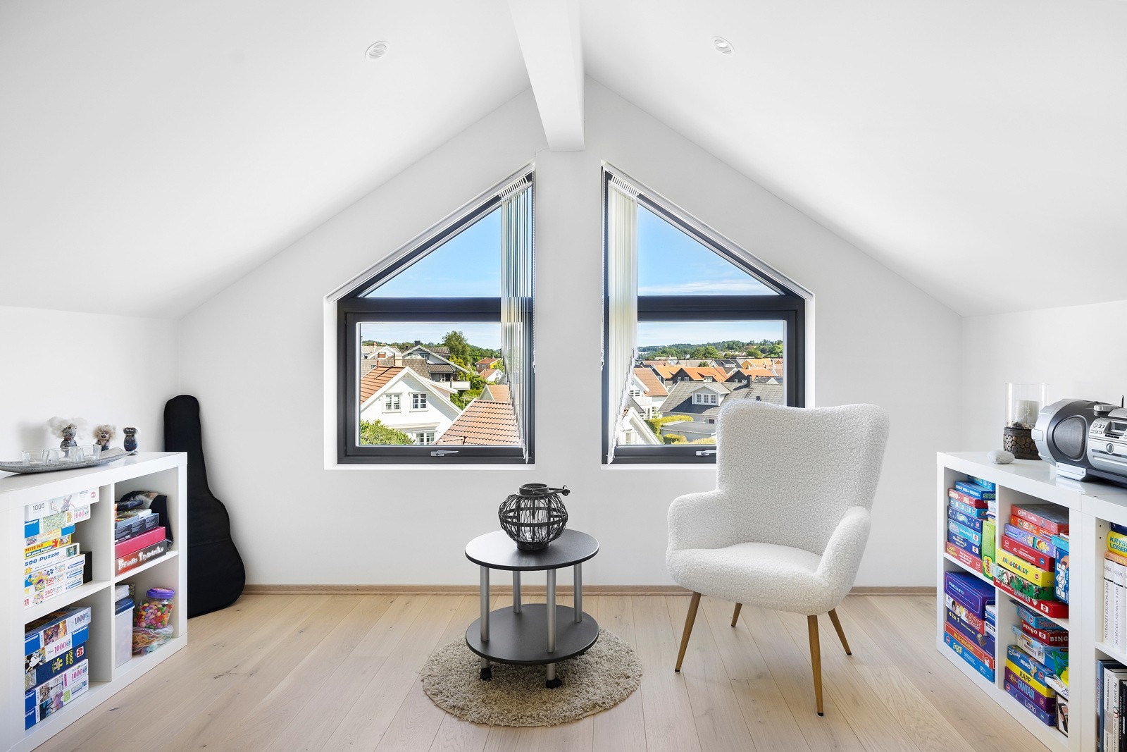 Toppetasjen inneholder en hems og et gjesterom - ideelt for overnattingsgjester eller som ekstra oppholdsrom Galleribilde