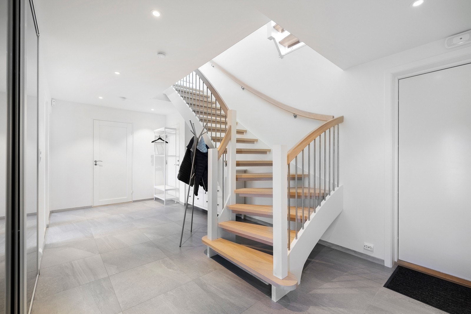 Lys og romslig trappegang med direkte adkomst til garasje, samt resten av etasjen som har blitt brukt som separat utleiedel Galleribilde