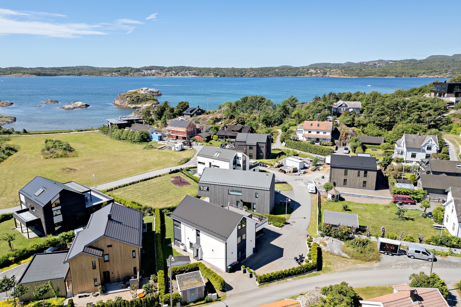 Området har umiddelbar nærhet til flere flotte strender og deilige badeplasser Galleribilde
