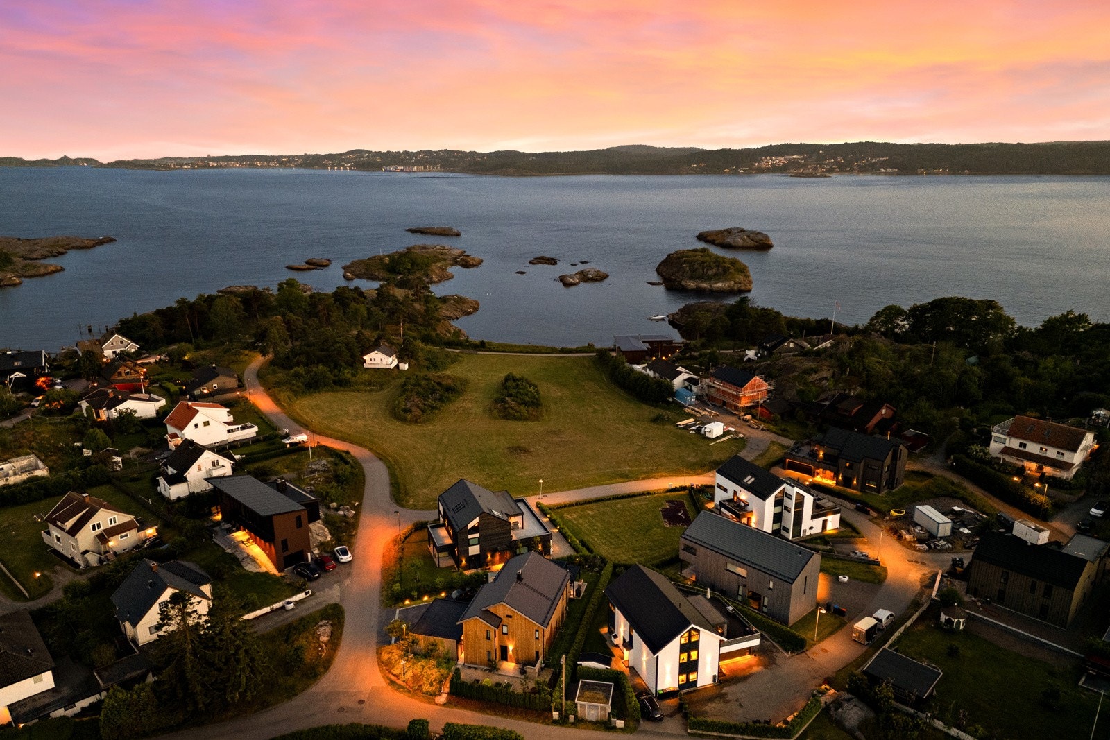 Dette er en sjarmerende eiendom med en unik beliggenhet i et svært idyllisk og fredelig boligområde på Østre Halsen Galleribilde