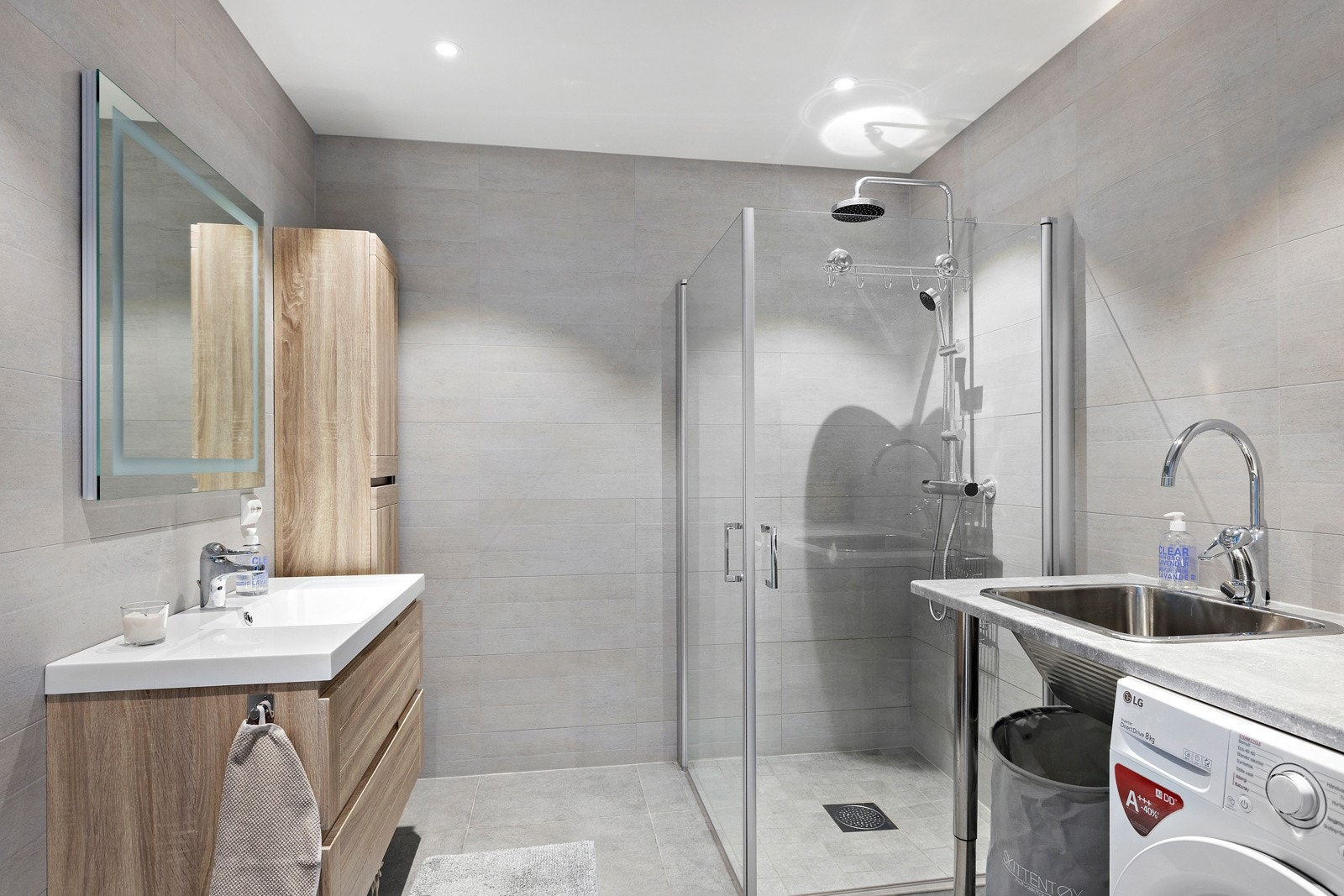 Bad som brukes som vaskerom holder god standard og lys innredning i likhet med resten av huset Galleribilde