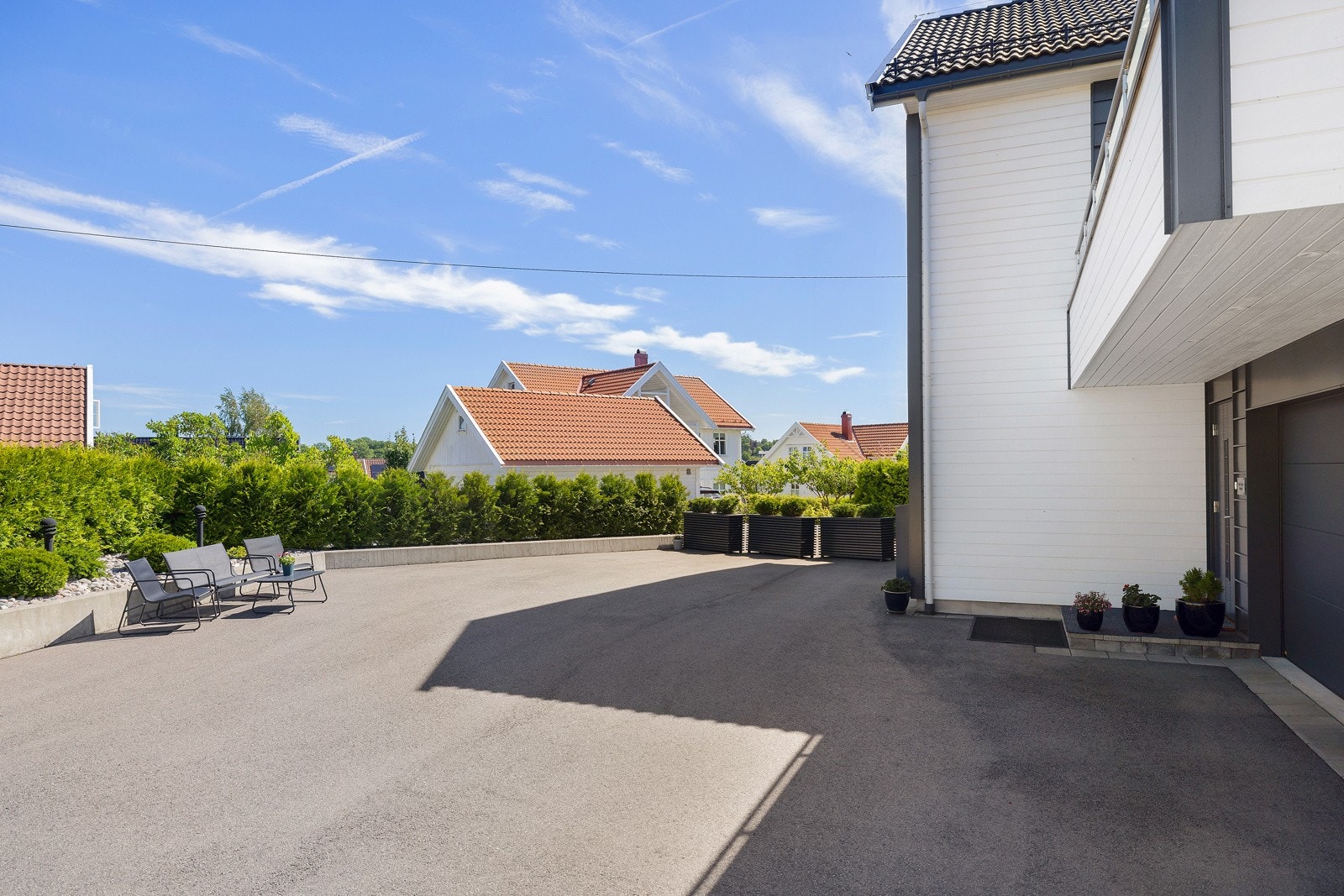 Her får du en stor gårdsplass med plass til 6-8 biler Galleribilde