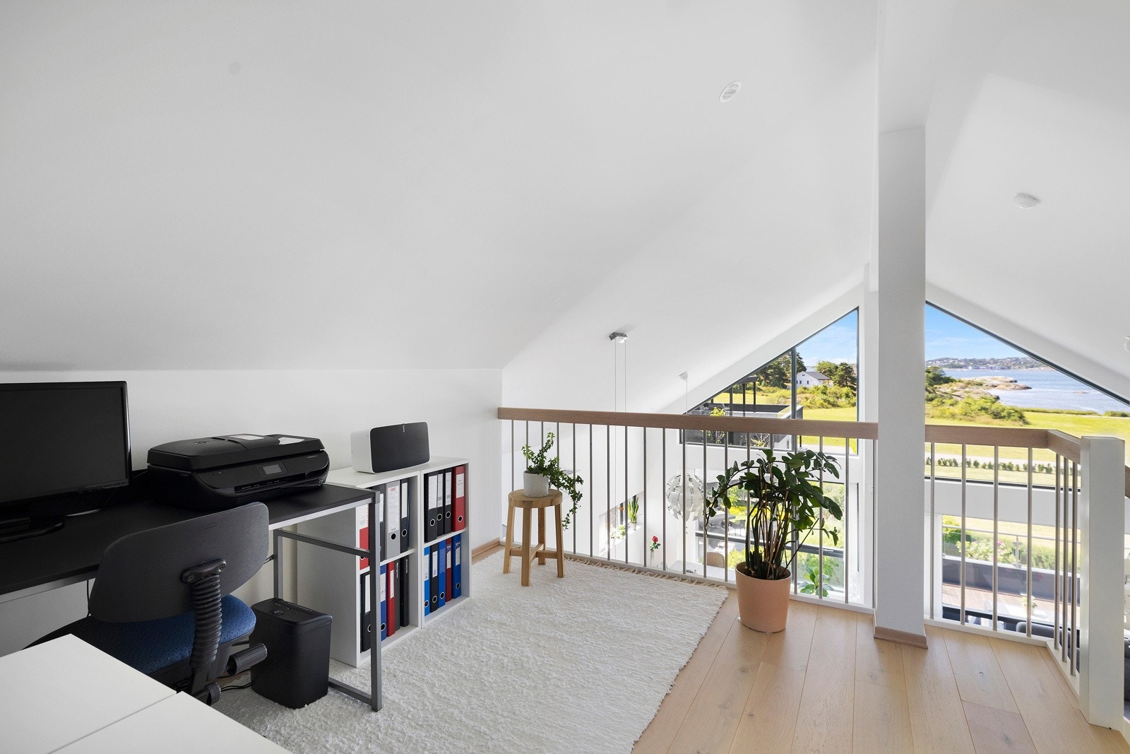 I 3. etasjen får du en ekstra stue i åpen løsning som gir god romfølelse og samtidig gir deg den flotte sjøustikten Galleribilde