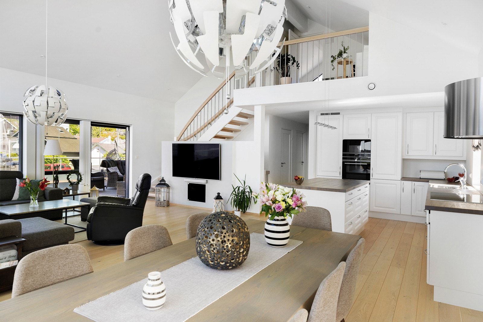 Stuen er midtpunktet i huset med adkomst til balkon, bad, wc, soverom samt trapp opp til 3. etasje Galleribilde