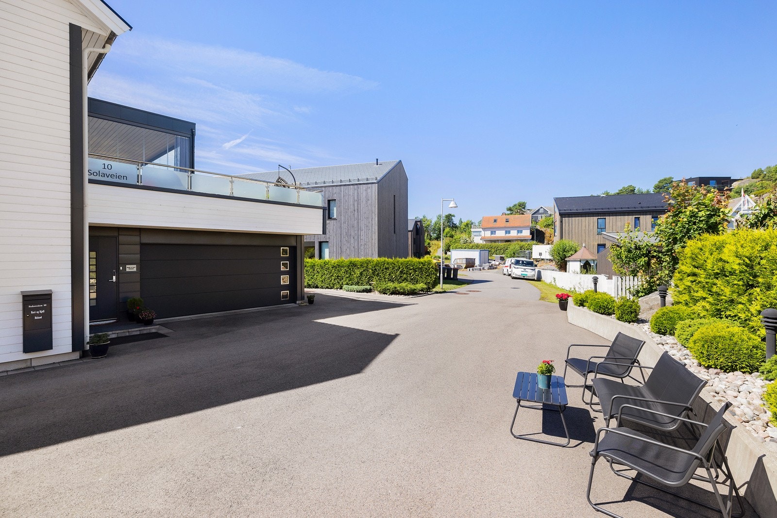 Boligen har dobbel garasje med direkte tilknytning til huset Galleribilde