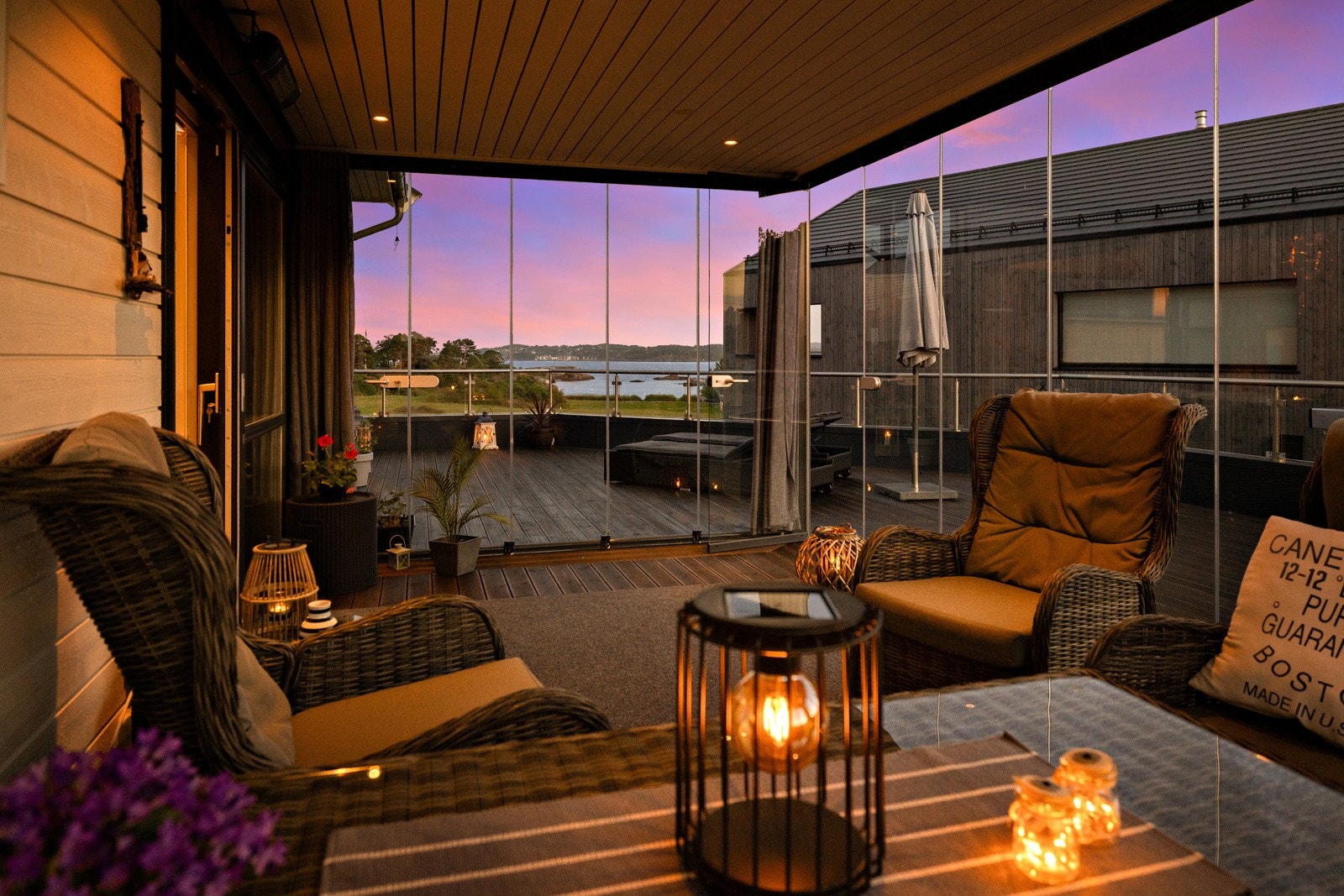 Eiendommen ligger vakkert til nær vannet, med en innglasset verandadel og nydelig sjøutsikt Galleribilde