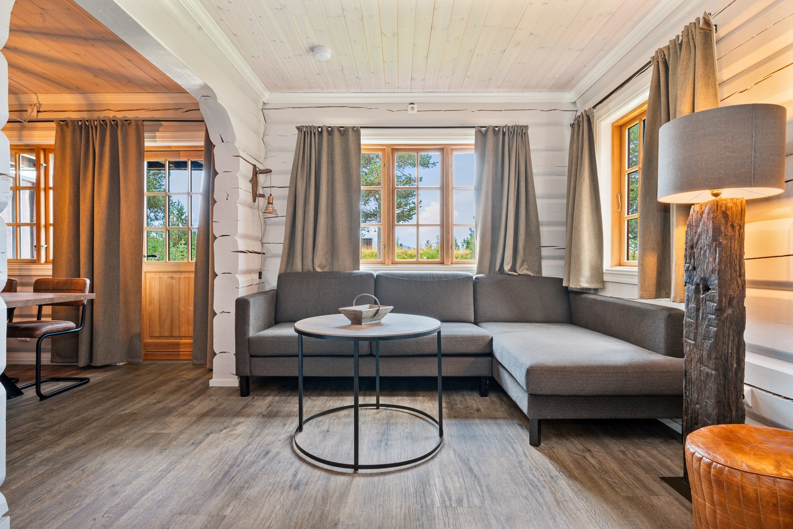 Leiligheten selges fullt møblert. Stuen er på hele 13 kvm. Galleribilde