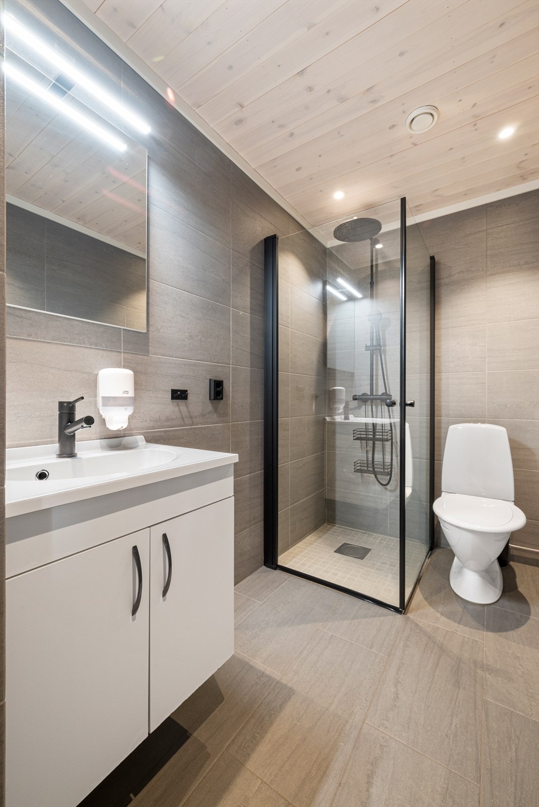 Pent flislagt bad på ca 4,5 kvm med varmekabler i gulv. Det ble foretatt fuktkontroll i konstruksjon mot bad uten å påvise unormale forhold. Galleribilde