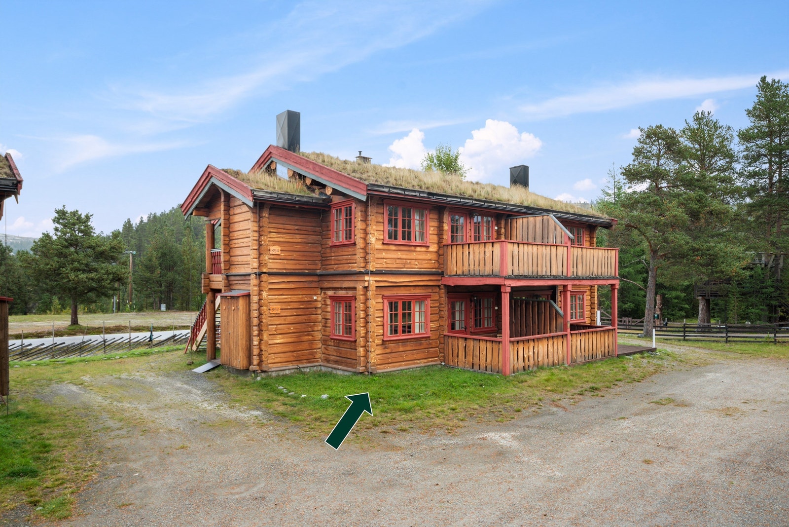 Området rett utenfor leiligheten byr blant annet på turløyper både til fots og sykkel, alpint, langrenn, skistadion, sandstrand, basseng, hesteridning, nissetorg, lekeplasser, restaurant og flere andre tilbud Galleribilde