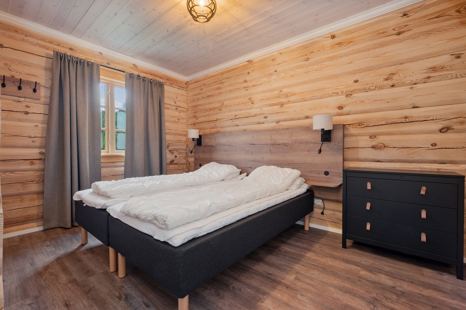 Det største soverommet er på 11 kvm., og har medfølgende dobbeltseng. Galleribilde