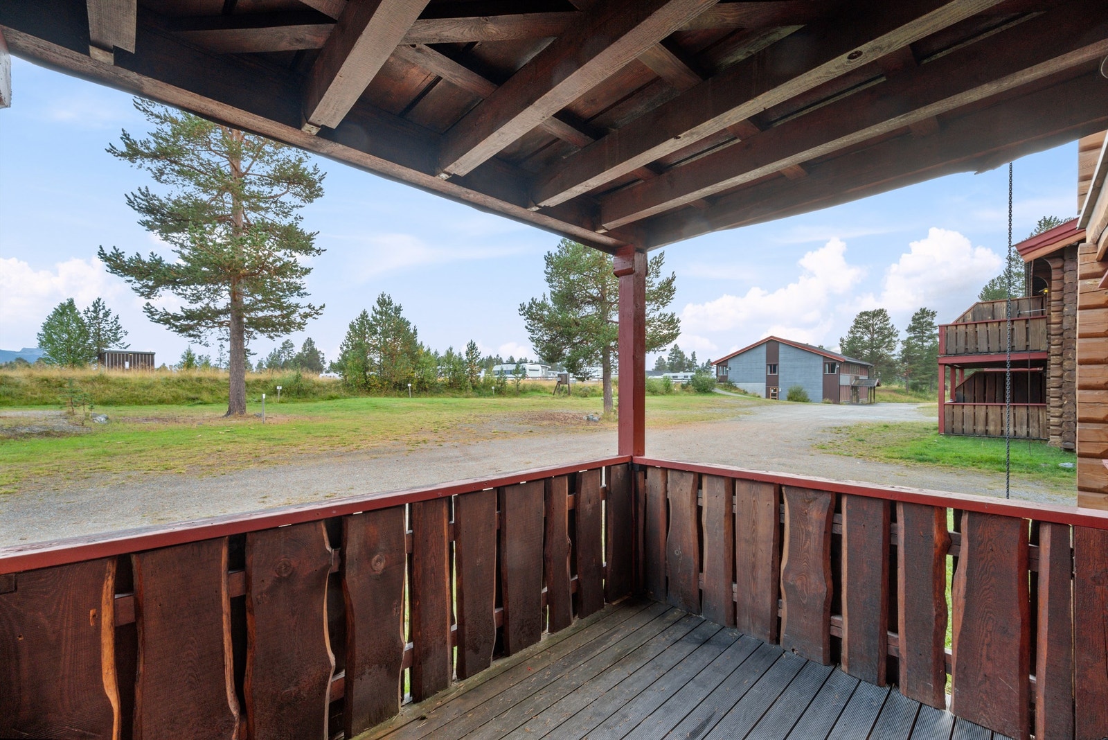 Utgang til terrasse fra stuen, med fin utsikt og gode solforhold. Uteplassen har sol fra formiddagen og store deler av ettermiddagen. Galleribilde