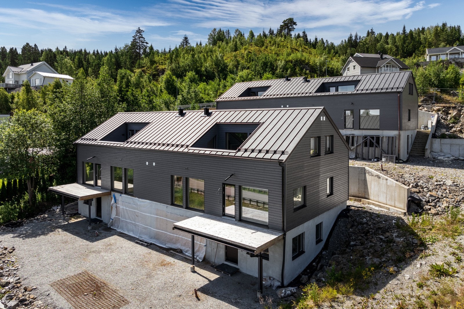 Byggene er ikke ferdigstilt, og det er ikke utstedt ferdigattest. Det foreligger igangsettingstillatelser og byggetegninger fra kommunen (vedlagt), men det må bemerkes at det per dags dato er usikkerhet knyttet til gyldigheten av disse tillatelsene. Galleribilde