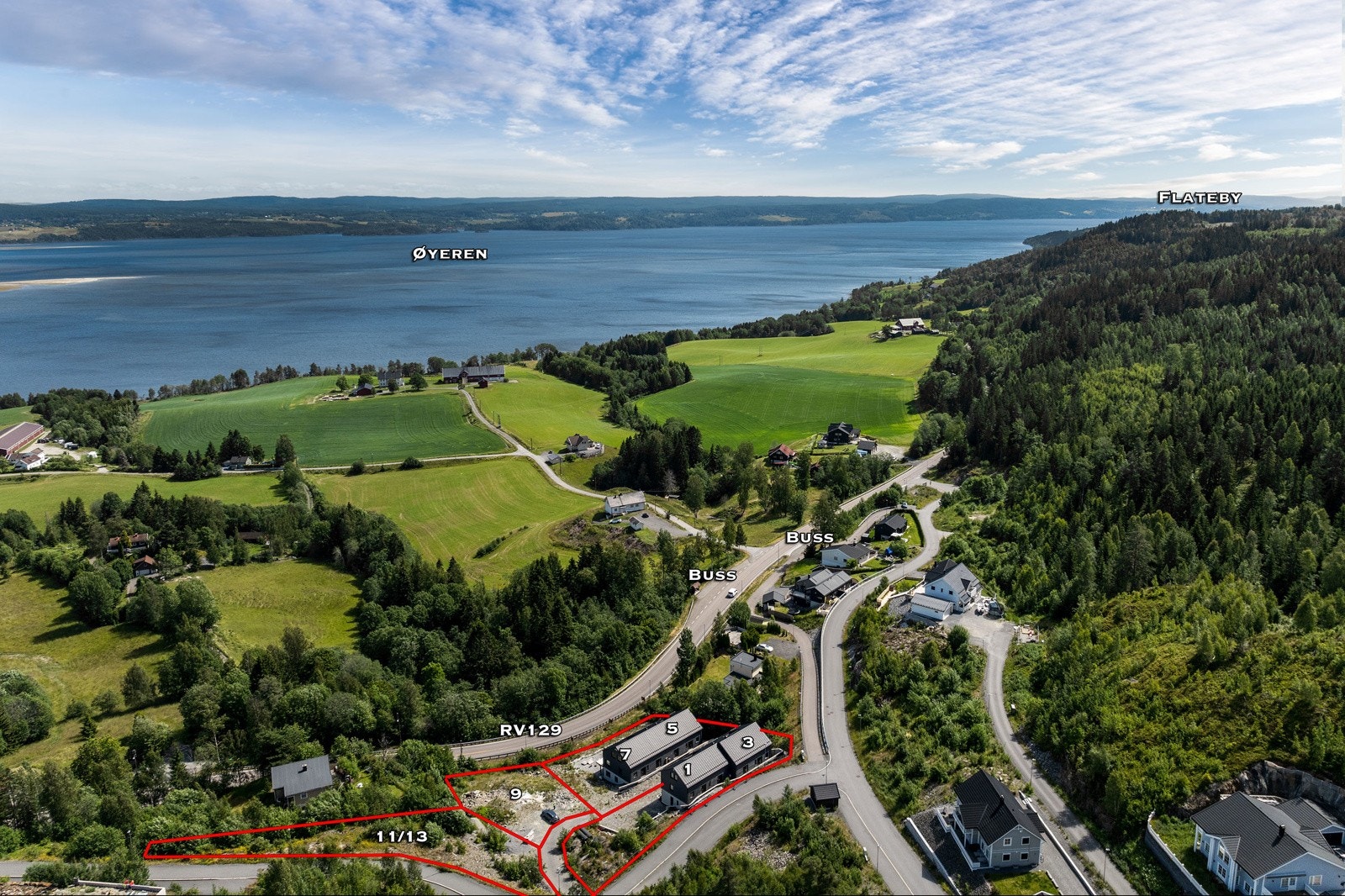 Eiendommene består av fire vertikaldelte tomannsboliger m/separat utleiedel i kjeller, fordelt på Tyrivegen 1, 3, 5 og 7, samt to ubebygde boligtomter på Tyrivegen 9, og 11. NB! Skissert omrisse av eiendommene er kun veiledende, se vedlagte eiendomskart. Galleribilde