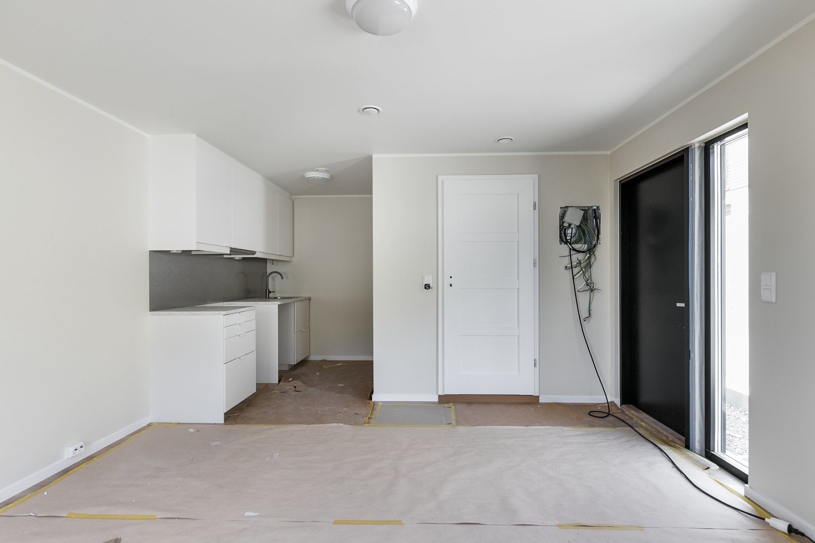 Tyrivegen 7: Innredet hybel i 1. etasje - avviker fra godkjente byggetegninger (må med stor sannsynlighet tilbakestilles til opprinnelig godkjent planløsning). Galleribilde