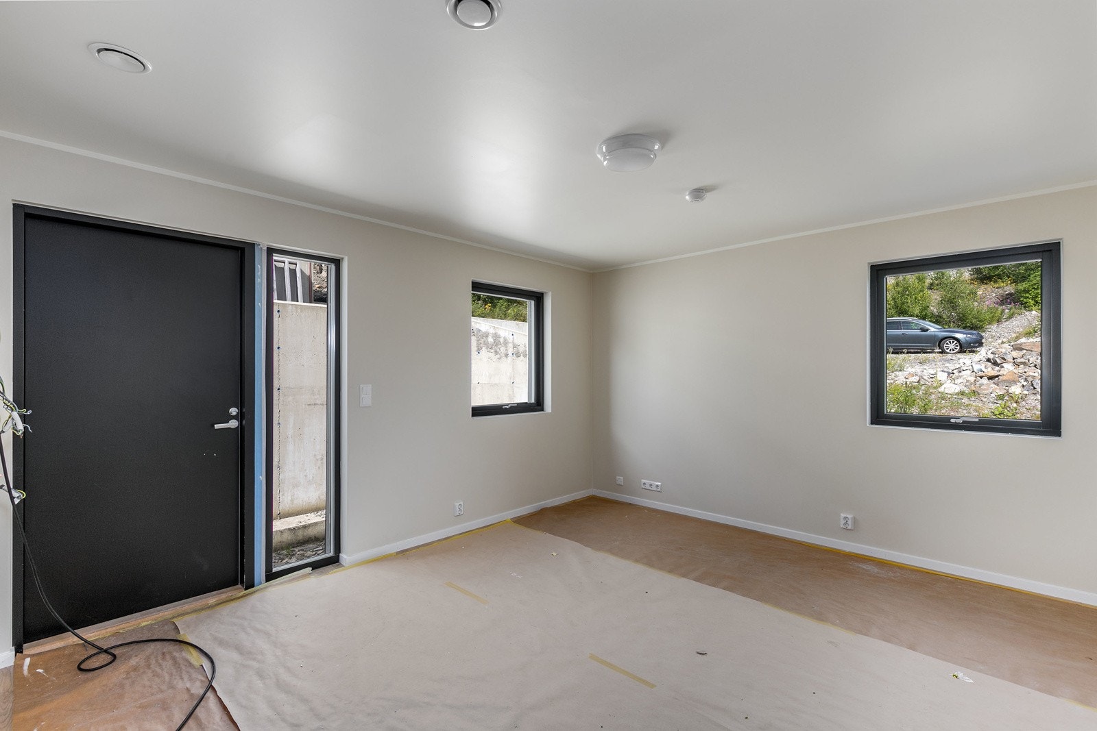 Tyrivegen 7: Innredet hybel i 1. etasje - avviker fra godkjente byggetegninger (må med stor sannsynlighet tilbakestilles til opprinnelig godkjent planløsning). Galleribilde