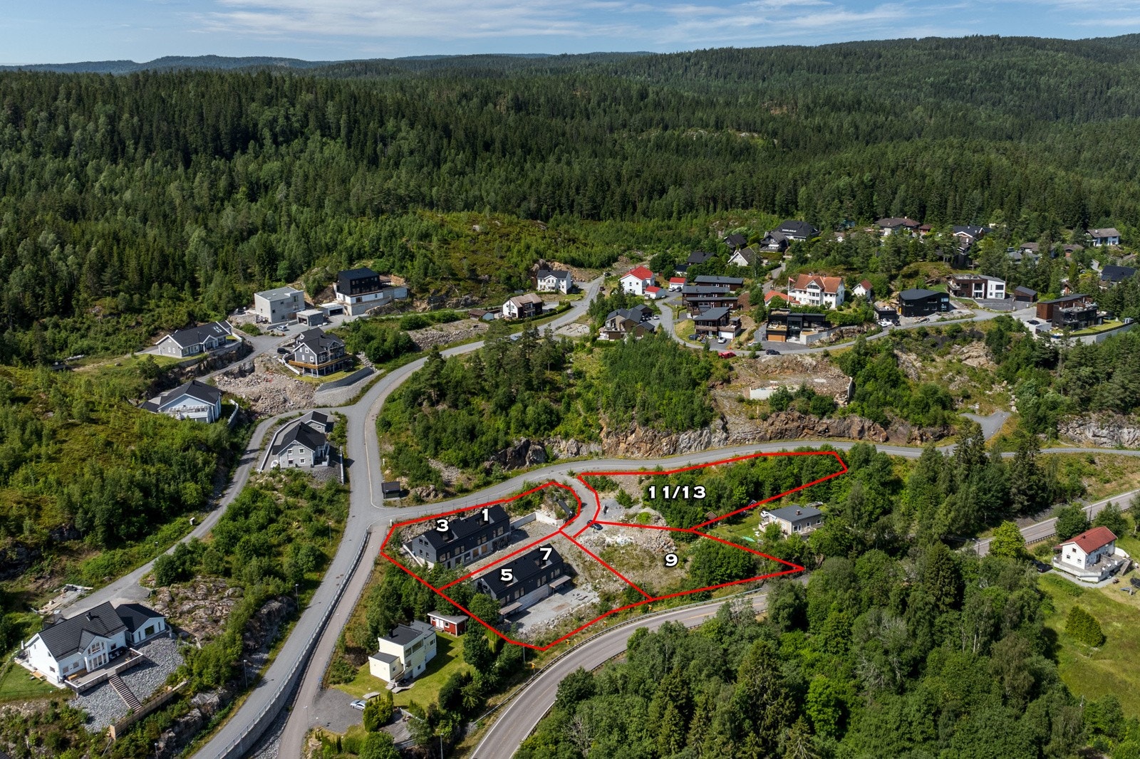 For den friluftsinteresserte byr nærområdet på flotte tur- og rekreasjonsmuligheter året rundt, med umiddelbar nærhet til Østmarka, med milevis med merkede turstier. NB! Skissert omrisse av eiendommene er kun veiledende, se vedlagte eiendomskart. Galleribilde