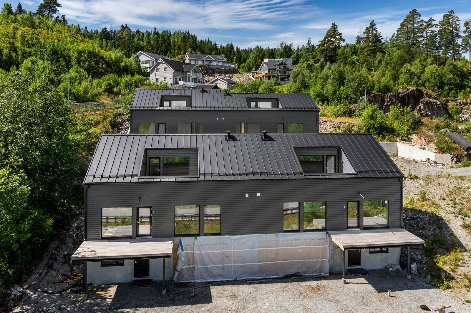 Tyrivegen 5 - Boligen til venstre i bildet. Galleribilde