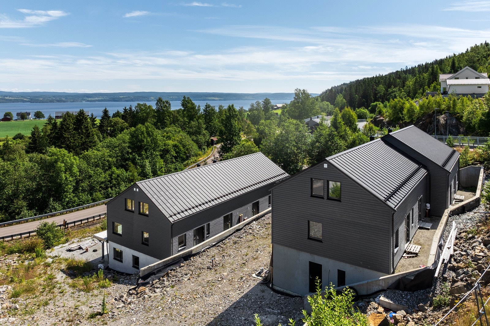 Salget består av totalt fem adresser langs Tyrivegen, med et samlet tomteareal på ca. 4.018 kvm. Velkommen til visning! Galleribilde