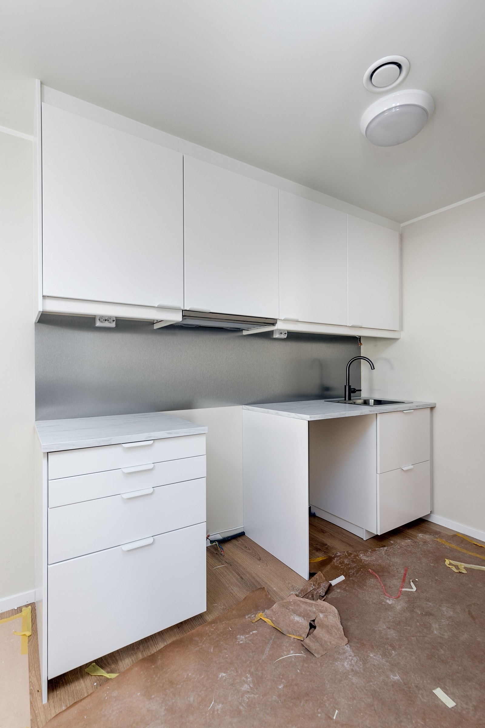 Tyrivegen 7: Innredet hybel i 1. etasje - avviker fra godkjente byggetegninger (må med stor sannsynlighet tilbakestilles til opprinnelig godkjent planløsning). Galleribilde