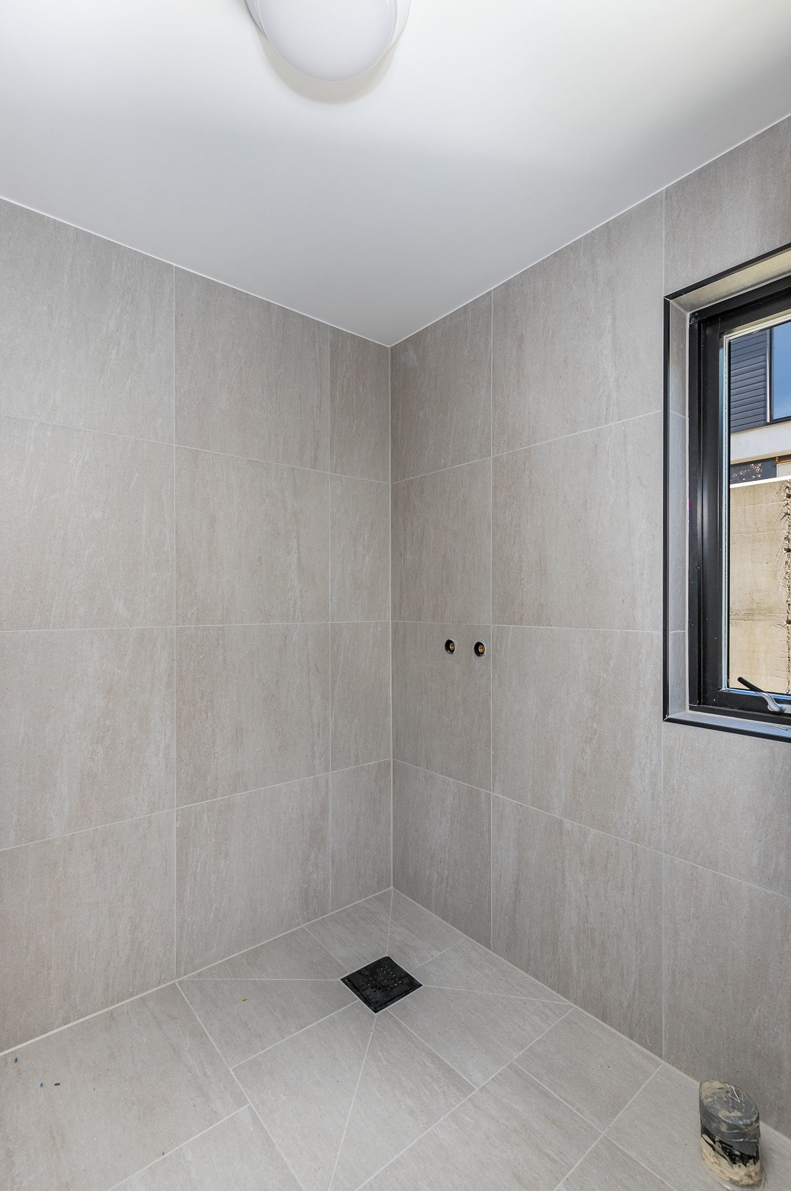 Tyrivegen 7: Innredet hybel i 1. etasje - avviker fra godkjente byggetegninger (må med stor sannsynlighet tilbakestilles til opprinnelig godkjent planløsning). Galleribilde