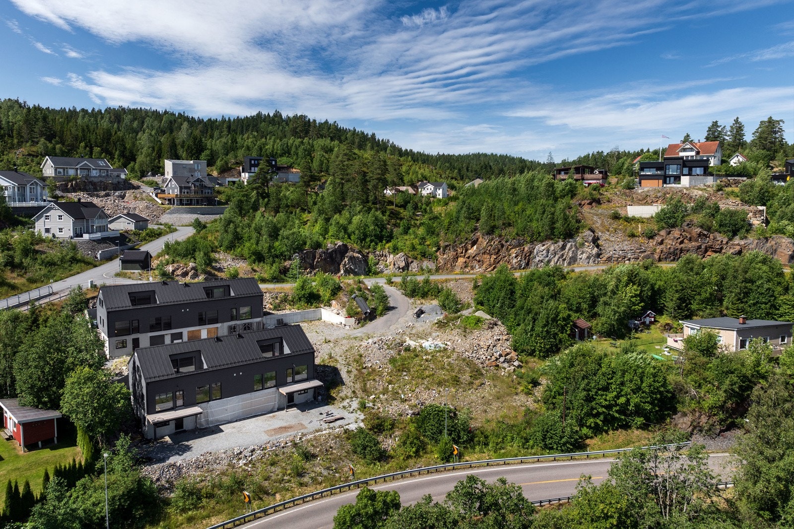 Ulleråsen ligger i grønne og fredelige omgivelser, med eiendommene pent plassert mellom Tyrivegen og Nedre Rælingsveg, i en sørøstvendt skråning som gir gode solforhold og utsikt mot nærliggende landskap. Galleribilde