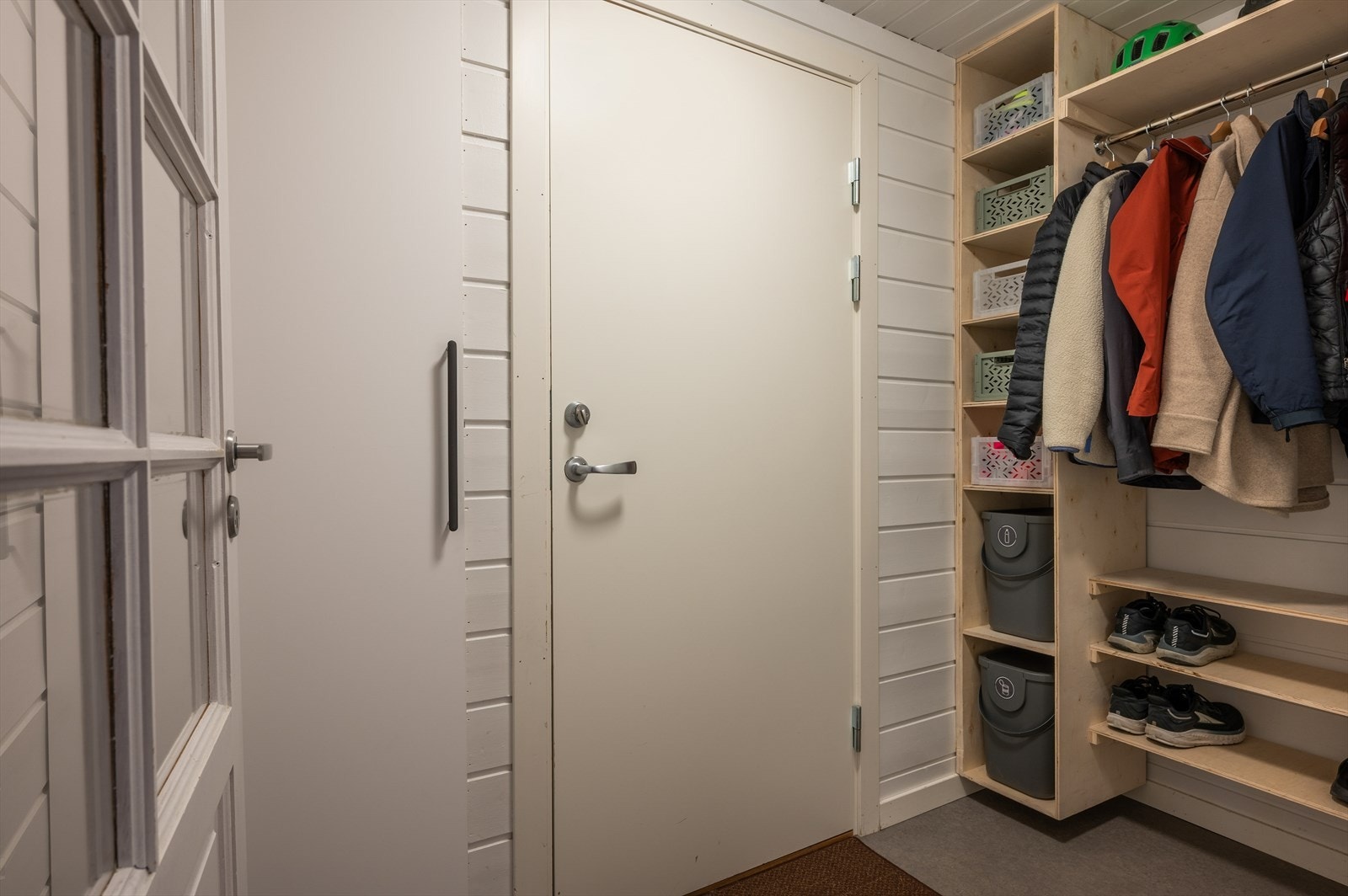 Praktisk entre på 3m² med god plass til å sette fra seg ytterklær og sko. Galleribilde