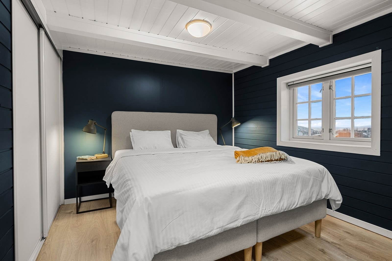 Hovedsoverommet er på gode 11 m² med god plass til dobbelt seng og skyvedørsgarderobe. Galleribilde